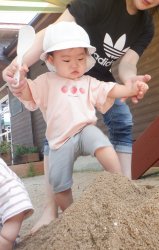 先生と一緒なら、砂に触れるよ
