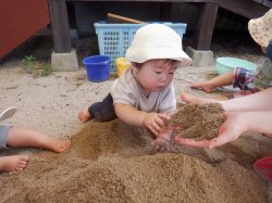 初めての砂遊び　サラサラ　なんだろう?