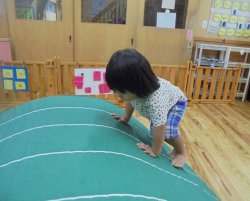 マット山によじ登る　よいしょよいしょ