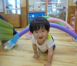 アーチをくぐる～頭を低くしながら進みまーす　にっこり笑顔