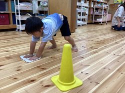 ぞうきんがけも優れた運動遊びです