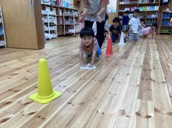 たくさんぞうきんがけをして、全身の抗重力筋が強くなります。そしてそれは安定した直立姿勢の獲得を保障することになり、結果的には脳の働きを育てることにつながっていくと考えられています。