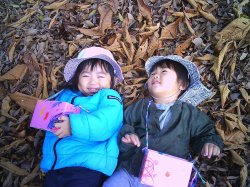 落ち葉の上でカサコソカサコソ　ともだちといっしょに