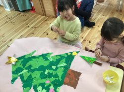 みんなでせっせとクリスマスを待ちわびて準備しています