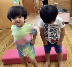 ズボンをギュッギュッ