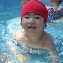 にじぐみになると、初めて大きいプールへ入ります!嬉しそう